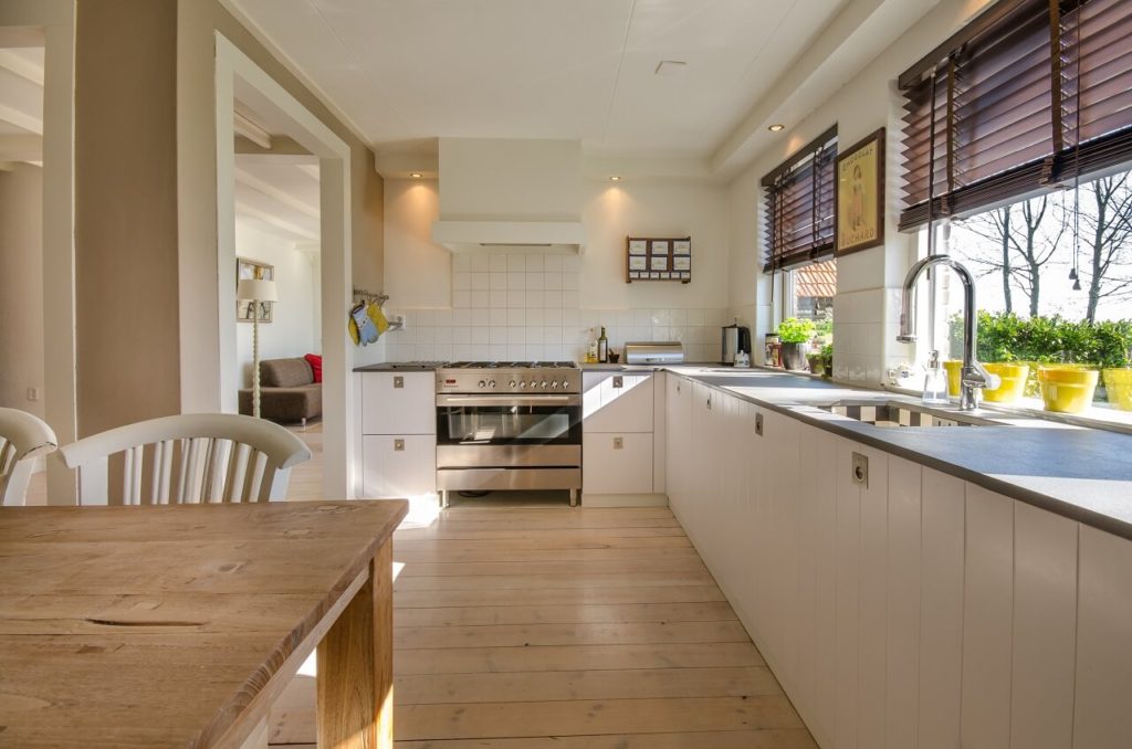 THE CLASSIC WINDOW TREATMENT: WOOD BLINDS